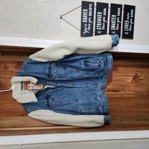 NWT. Levi's ..Trucker style.. unisex.. Levi jean jacket with sherpa